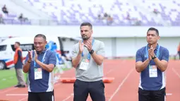 Persita sukses meredam perlawanan PSBS Biak dengan skor 2-1. Tampak dalam foto, pelatih Persita, Carlos Pena (tengah) usai bertanding melawan PSBS Biak pada laga pekan ke-21 BRI Super League 2025/2026 di Stadion Indomilk Arena, Tangerang, Banten, Senin (16/2/2026). (Bola.com/M Iqbal Ichsan)