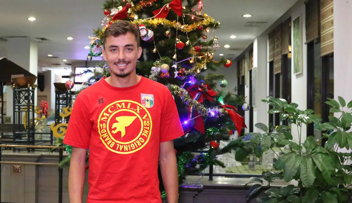 Pemain Mitra Kukar asal Brasil, Rodrigo Do Santos saat sesi mengucapkan selamat Natal dan Tahun Baru di Hotel Agas International, Solo, Senin (14/12/2015). (Bola.com/Nicklas Hanoatubun)