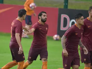 Mohamed Salah (tengah) merayakan gol bersama rekannya saat melawan AC Pinzolo pada laga uji coba di Pinzolo, Italia (13/7/2016). AS Roma menang 16-0. (Bola.com/asroma.com)