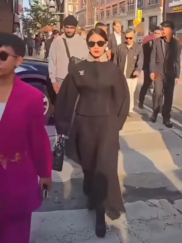 Dian Sastrowardoyo tampil mengenakan baju Dior di Toronto International Film Festival 2025. [@therealdisastr]