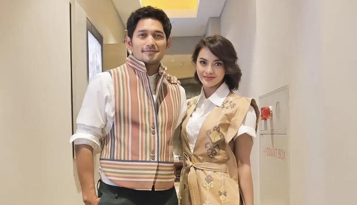 <p>Meski memiliki rambut pendek, bukan berati tidak bisa distyling. Dengan mengenakan vest cokelat dan inner kemeja putih, Ririn membuat rambut pendek sedikit bergelombang dan nampak berbeda. @ririnekawati</p>