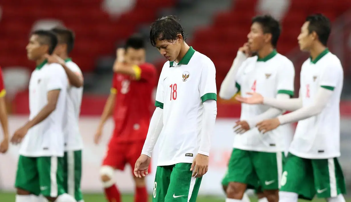 M. Abduh Lestaluhu dan Adam Alis Setyano tak bisa menyembunyikan raut muka kesedihan. (Bola.com/Arief Bagus)