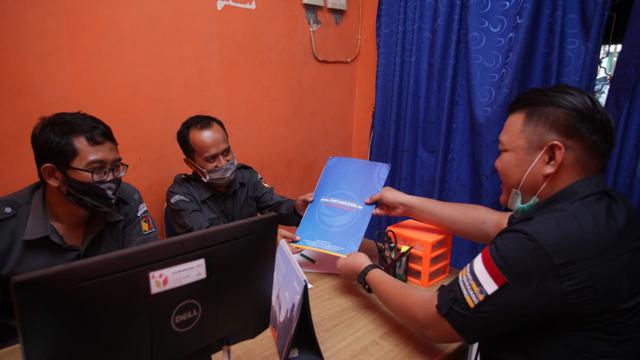 Diduga ada unsur kesengajaan dalam kerusakan APK salah satu paslon kontestan Pilkada Gunungkidul. (Foto: Liputan6.com/Hendro Ary Wibowo)