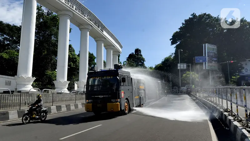 Polresta Bogor Kerahkan Water Canon Semprotkan Disinfektan