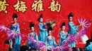 Para penari tradisional tampil di Kuil Adil. Tarian ini merupakan bagian  dari perayaan Tahun Baru Cina di Ditan Park, Beijing (18/2/2015). Tahun Baru Imlek pada 19 Februari 2015 akan menyambut Tahun Domba. (Reuters /Kim Kyung-Hoon)