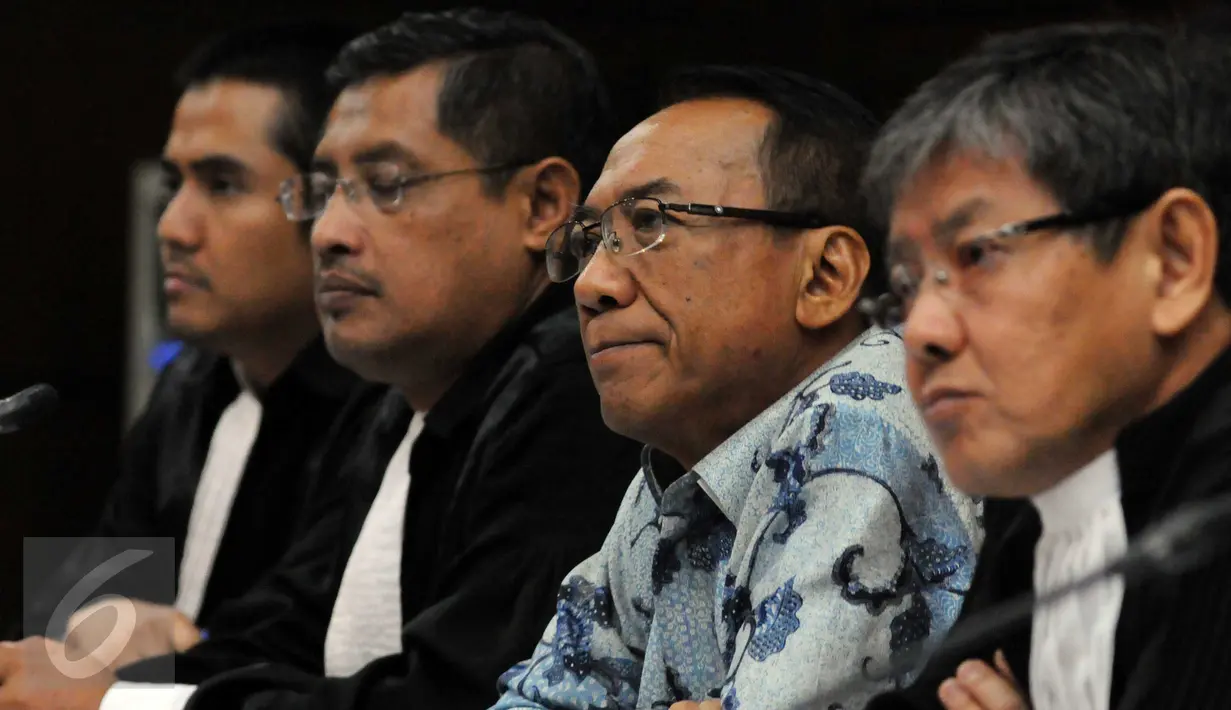 Jero Wacik menghadiri sidang lanjutan dengan agenda pemeriksaan saksi di Pengadilan Tipikor, Jakarta, Senin (16/11/2015). Pemred Indopos, Don Kardono yang diduga menerima uang pencitraan, mangkir dalam sidang. (Liputan6.com/Helmi Afandi)