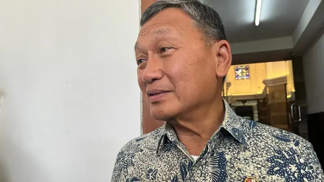 Menteri Energi dan Sumber Daya Mineral (ESDM) Arifin Tasrif di Kantor Kementerian ESDM, Jakarta, Jumat (22/12/2023). (Arief/Liputan6.com)