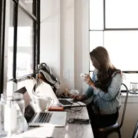 Bagaimana cara hadapi mantan di kantor/copyright: unsplash/andrew neel