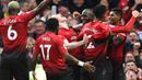 Para pemain Manchester United merayakan gol yang dicetak Romelu Lukaku ke gawang Southampton pada laga Premier League di Stadion Old Trafford, Manchester, Sabtu (2/3). MU menang 3-2 atas Southampton. (AFP/Oli Scarff)