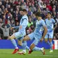 Pemain Liverpool Mohamed Salah (kiri) mencetak gol ke gawang Manchester City pada pertandingan Liga Inggris di Anfield, Liverpool, Inggris, Minggu (3/10/2021). Pertandingan berakhir imbang 2-2. (Peter Byrne/PA via AP)