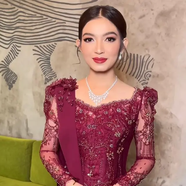 6 Gaya Mentereng Iriana Jokowi, Selvi Ananda, dan Erina Gudono Padukan Kebaya dengan Perhiasan Berlian Mewah di Pernikahan Kerabat