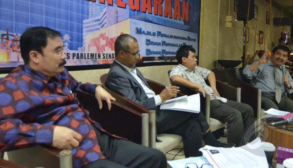Kiri-kanan: Reydonnyzar Moenek, Cholid Mahmut MT, Uchok Sky Khadafi dan Muhammad Nur Sadiq saat menjadi narasumber pada diskusi "APBD Pro Siapa?" Cofe Corner DPD, Kompleks Parlemen Senayan, Jakarta, Rabu (25/3/2015).(Liputan6.com/Andrian M Tunay)