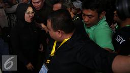 Sylviana Murni dengan pengawalan ketat keluar meninggalkan Posko Pemenangan Wisma Proklamasi, Jakarta, Rabu (15/2). Sebelum Agus Harimurti tiba, Sylviana tiba-tiba pergi meninggalkan Posko Pemenangan Wisma Proklamasi. (Liputan6.com/JohanTallo)