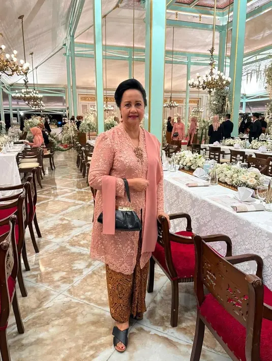 Tampilan anggun dalam balutan kebaya kartini dan selendang serba pink. Kebayanya dipadukan dengan jarit batik cokelat. [@
pandjaitandevi]