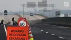 Petugas memperbaiki Jalan Tol Trans Jawa ruas Semarang-Brebes jelang arus mudik 2019 di Kabupaten Brebes, Jawa Tengah, Senin (27/5/2019). Perbaikan terus dilakukan jelang arus mudik 2019. (Liputan6.com/Gholib)