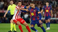 Duel Koke dan Raphinha dalam laga Liga Spanyol antara Barcelona vs Atletico Madrid di Camp Nou, 3 Desember 2025. (AP Photo/Joan Monfort)