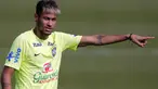 Neymar, pemain depan Timnas Brasil ini tampil dengan model rambut bergaya mohawk sepanjang berlaga di Piala Dunia 2014. (REUTERS/Marcelo Regua)