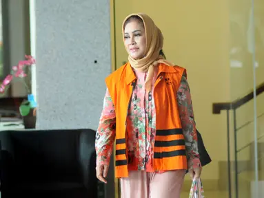 Wali Kota Tegal (nonaktif), Siti Masitha usai menjalani pemeriksaan di Gedung KPK, Jakarta, Jumat (24/11). Pemeriksaan terkait dugaan suap pengelolaan dana jasa RSUD Kardinah dan pengadaan barang jasa Kota Tegal TA 2017. (Liputan6.com/Helmi Fithriansyah)