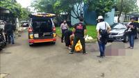 Korban tewas dievakuasi petugas usai bentrokan antar kelompok di Perumahan Raffles Hills, Kecamatan Tapos, Kota Depok. (Istimewa)