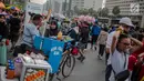 Warga dan pedagang kaki lima (PKL) memadati kawasan car free day (CFD), Bundaran HI, Jakarta, Minggu (4/8/2019). Kurangnya pengawasan petugas menyebabkan banyak PKL berjualan tidak pada tempat yang telah disediakan oleh Pemprov DKI Jakarta. (Liputan6.com/Faizal Fanani)