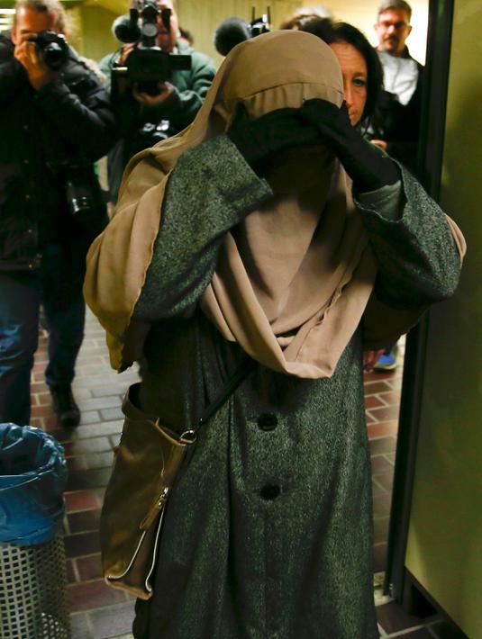 Amira B saat tiba untuk melakukan kesaksian di pengadilan Munich , Jerman, (17/3). Wanita bercadar ini menjadi saksi tentang kasus penghinaan. (REUTERS / Michael Dalder)