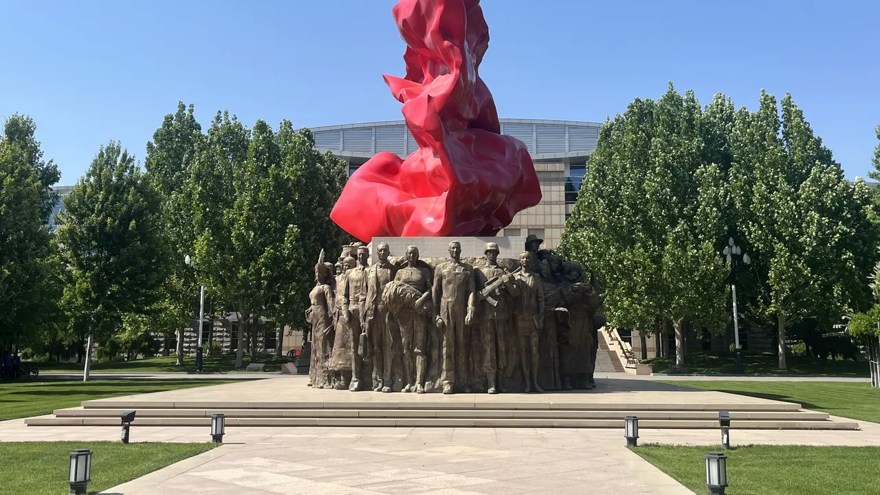 Party School of the CPC Central Committee atau Sekolah Partai Komite Sentral Partai Komunis China (PKC). Didirikan sejak Maret 1933, Sekolah Partai milik PKC kini jadi rumah bagi 100 juta anggota yang merupakan elite atau pejabat penting di China.