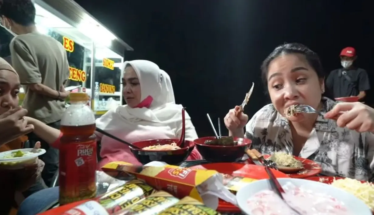 Bukan tanpa alasan, kembalian uang yang diketahui Rp 94 ribu itu ogah diambil Nagita Slavina. Ia mengaku bakal riweuh atau ribet saat membawa uang kecil. Alhasil ia meninggalkan uang kembalian ke warung tempat ia jajan burger. (Liputan6.com/Youtube/Rans Entertainment)