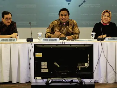 Mendag Rachmat Gobel (tengah) saat memimpin rapat koordinasi di Kantor Kemendag, Jakarta, Minggu (16/11/2014). (Liputan6.com/Faizal Fanani)