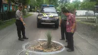 Polisi dan anggota TNI di Kebumen menandai jalan rusak dengan cat dan menanami padi di jalan berlubang. (Foto: Liputan6.com/Humas Pemkab Banyumas/Muhamad Ridlo)