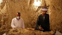 Para arkeolog Mesir dengan temuan mumi terbarunya di Luxor, Mesir. (AP/The Guardian)