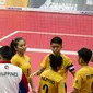 Tim Sepak Takraw Putri Filipina bersiap memuali pertandingan pada SEA Games 2017 di Titiwangsa Indoor Stadium Kuala Lumpur, Malaysia, Selasa (21/8). (Bola.com/Liputan6/Faizal Fanani)