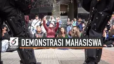 Mahasiswa bentrok dengan polisi Kolombia saat berunjuk rasa di Bogota hari Selasa (24/9/2019). Demonstrasi dipicu dugaan korupsi dan penyalahgunaan dana di Universitas.
