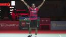 Pebulutangkis Tunggal Putra Indonesia, Chico Aura Dwi Wardoyo meluapkan kegembiraan usai mengalahkan Angus Ng Ka Long dari Hong Kong pada pertandingan semifinal Indonesia Masters 2023 di Istora Senayan, Jakarta, Jumat (27/1/2023). Chico Aura melangkah ke final Indonesia Masters 2023 usai menang 17-21, 27-25, 22-20 dalam waktu 83 menit. (AP Photo/Tatan Syuflana)