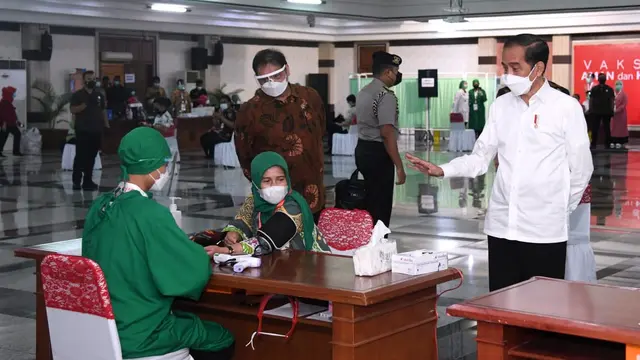 Presiden Joko Widodo atau Jokowi meninjau vaksinasi Covid-19 untuk para pelayan publik di Jawa Tengah, Rabu (10/3/2021).