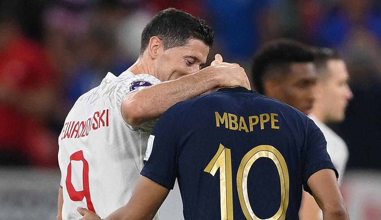 Entah apa yang dibisikkan, namun banyak yang menduga jika hal tersebut berkaitan dengan klub yang kini tengah dibela Kylian Mbappe, yaitu Paris Saint Germain (PSG). (AFP/Franck Fife)