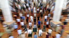 Umat muslim melaksanakan sholat Jumat pada minggu pertama bulan Ramadhan di Masjid Kubah Emas, Depok, Jawa Barat, Jumat (16/4/2021). Pelaksanaan sholat Jumat masih dilakukan secara terbatas dengan menerapkan protokol kesehatan untuk mencegah penyebaran COVID-19. (merdeka.com/Arie Basuki)