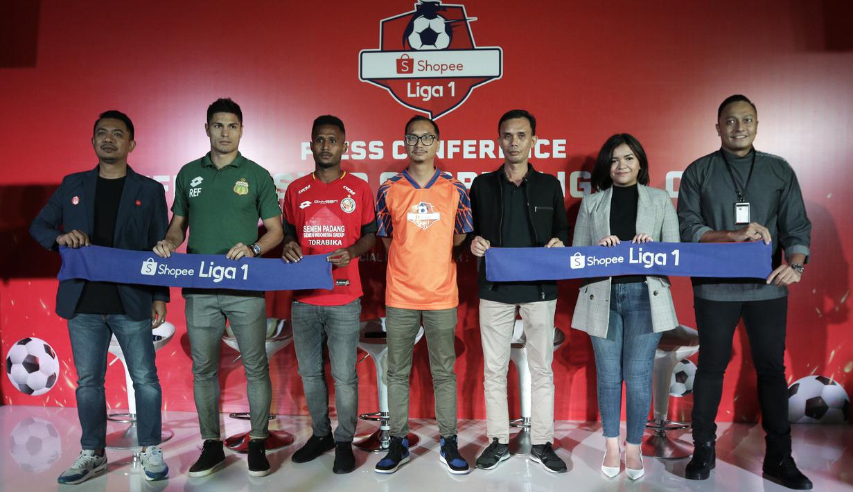Perwakilan Shopee, EMTEK dan klub, foto bersama saat konferensi pers launching official merchandise 5 klub di Holywings, Jakarta, Selasa (23/7). Shoppe hadirkan official shop  dari 5 klub Liga 1.