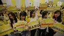Sejumlah gadis menunjukkan poster saat penutupan Munaslub partai Golkar di Jakarta, Rabu (20/12). Munaslub hari ini sekaligus mengukuhkan Airlangga Hartarto sebagai Ketum Golkar menggantikan Setya Novanto. (Liputan6.com/Faizal Fanani)