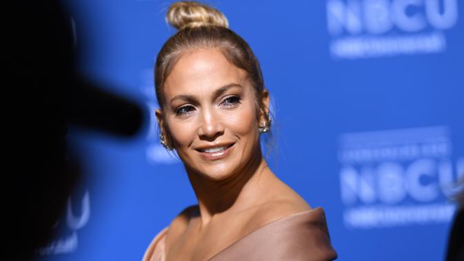 Jennifer Lopez Pakai Busana Desainer Indonesia di 