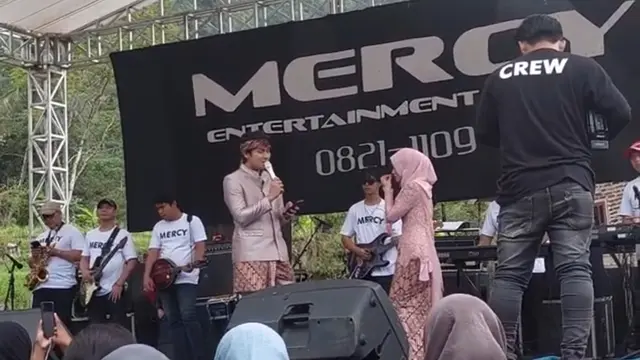 Lesti Kejora menghadiri pernikahan adik dari ibunya, Indi Nuraidah di Cianjur (Foto: Youtube Rosiia Leslar)