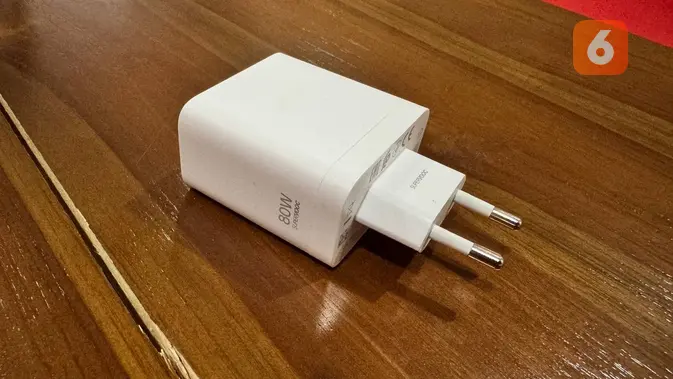 <p>Oppo menyertakan kepala charger 80W SuperVOOC. (Liputan6.com/ Yuslianson)</p>