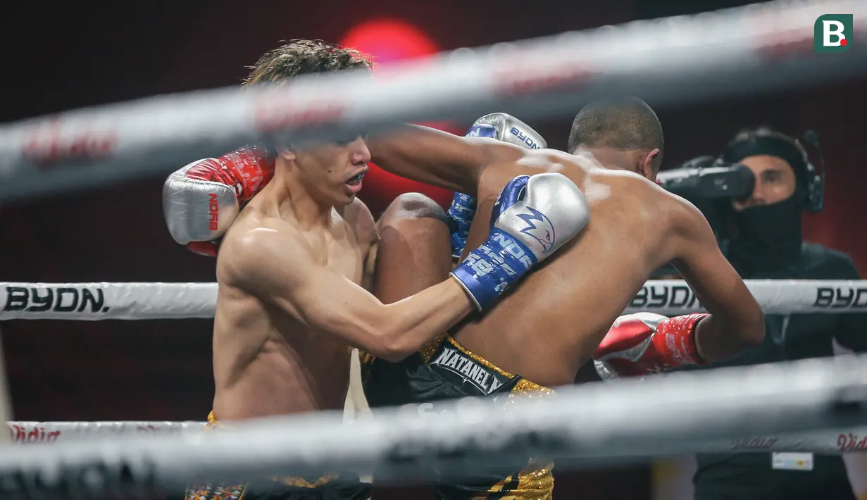 Pertarungan antara Kallens Barthez (kiri) dengan Nelson Julianto dalam duel kelas 61 kilogram di ajang Byon Madness Vol. 4 yang digelar di Spike Air Dome, PIK 2, Jakarta, Sabtu (6/6/2026).
