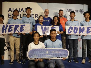 Legenda Bayern Munchen, Martin Demichelis, foto bersama saat jumpa pers di Kawasan Kuningan, Jakarta, Senin (24/6/2019). Delapan anak Indonesia terpilih untuk mengikuti Allianz Explorer Camp 2019 di Jerman dan Singapura. (Bola.com/M Iqbal Ichsan)