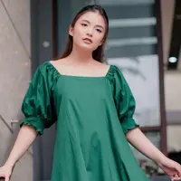 Tampil dengan simple dress, istri Glenn Alinskie ini kerap mencuri perhatian. Pasalnya, Chelsea Olivia terlihat begitu menawan dengan simple dress berwarna hijau. Makeup natural yang menghiasi wajahnya pun membuat Chelsea tampak cantik. (Liputan6.com/IG/@chelseaoliviaa)