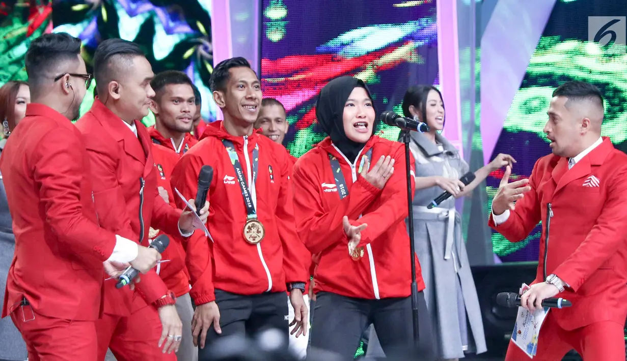 Peraih medali emas Asian Games 2018 dari cabor pencak silat, Hendy (tengah) dan Pipiet Kamelia (kerudung) memeriahkan Konser Terima Kasih Indonesia untuk Para Juara di Studio 5 Indosiar, Selasa (4/9). (Liputan6.com/Immanuel Antonius)