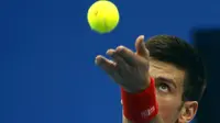 Petenis  Novak Djokovic melakukan servis ke arah petenis Italia Simone Bolelli di China Open tennis tournament, Beijing, China, Selasa (06/10/2015).  (REUTERS/Kim Kyung-Hoon)