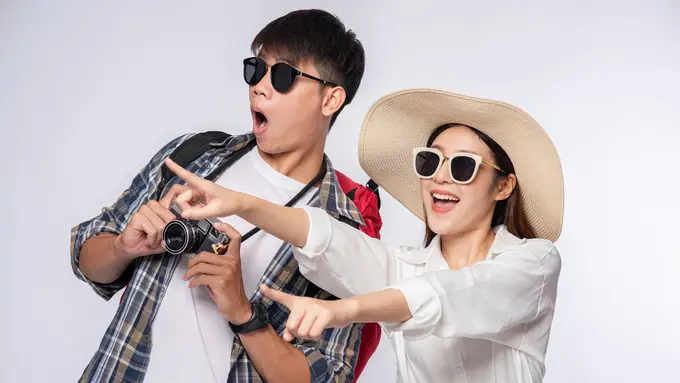 Sepasang kekasih menggunakan pakaian berlibur dan kacamata hitam (Foto Dok: Freepik/jcomp)