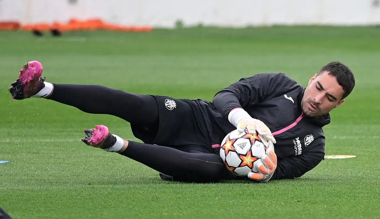 Kiper Villarreal Sergio Asenjo menghentikan bola selama sesi latihan sebelum leg kedua babak perempat final Liga Champions 2021/22 di Ciudad deportiva Villarreal di Vila-Real, Senin (11/4/2022). Villarreal akan kembali bertemu Bayern Munchen pada Rabu 13 April 2022 dini hari WIB. (JOSE JORDAN/AFP)