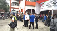 Sejumlah personel bersiaga di KPUD Sumut. (Liputan6.com/Reza Efendi)