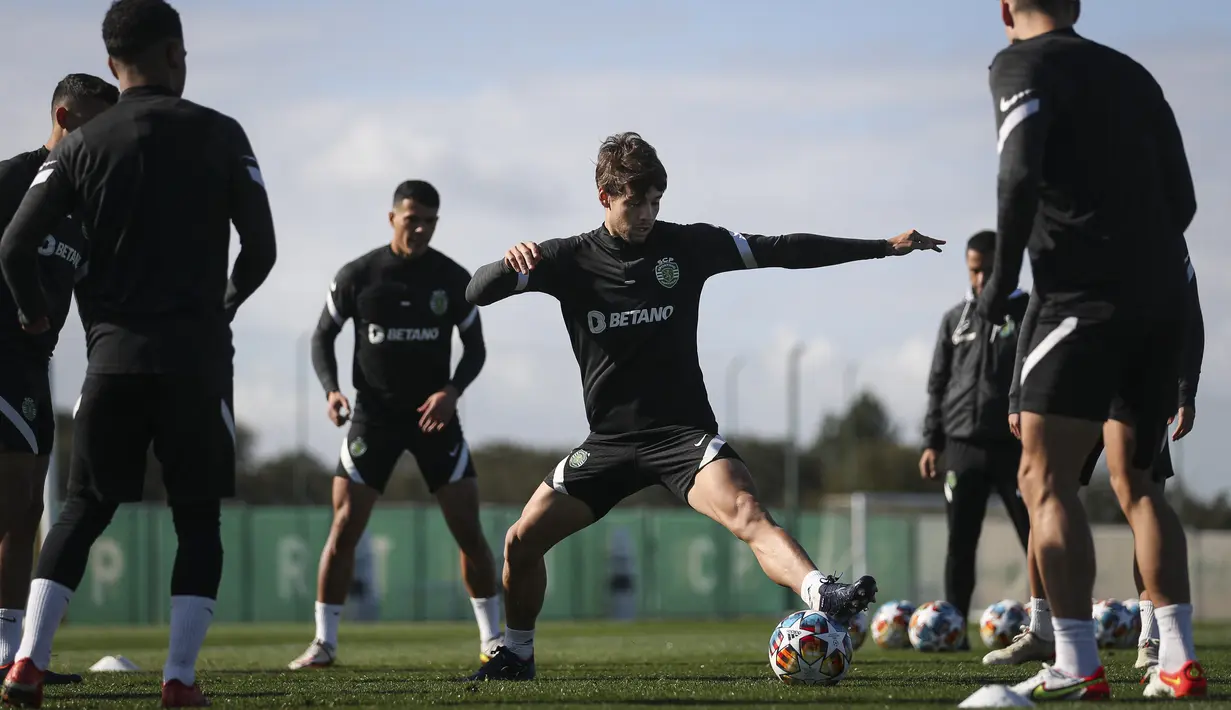 Gelandang Sporting CP Daniel Braganca mengambil bagian dalam sesi latihan di tempat latihan Akademi Cristiano Ronaldo di Alcochete dekat Lisbon pada 14 Februari 2022. Sporting CP akan menjamu Manchester City dalam leg pertama 16 besar Liga Champions, Rabu (16/2) dini hari WIB. (FILIPE AMORIM/AFP)
